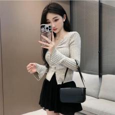 原版磨毛面料-法式纯欲V领喇叭袖T恤女秋季洋气别致紧身短上衣