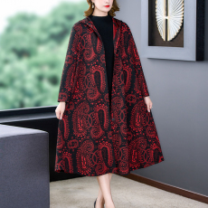 批发<b class='q'>中年</b>妈妈春秋新款风衣韩版连帽A版遮肚显瘦过膝长款复古提花外套