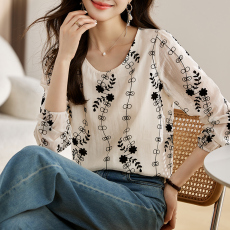 批发实拍简约早春2026新款气质植绒<b class='q'>花朵</b>宽松百搭休闲圆领套头韩版上衣