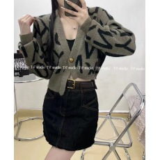 批发2023款不规则字母印花毛衣开衫女宽松显瘦短款时尚百搭V领针织衫