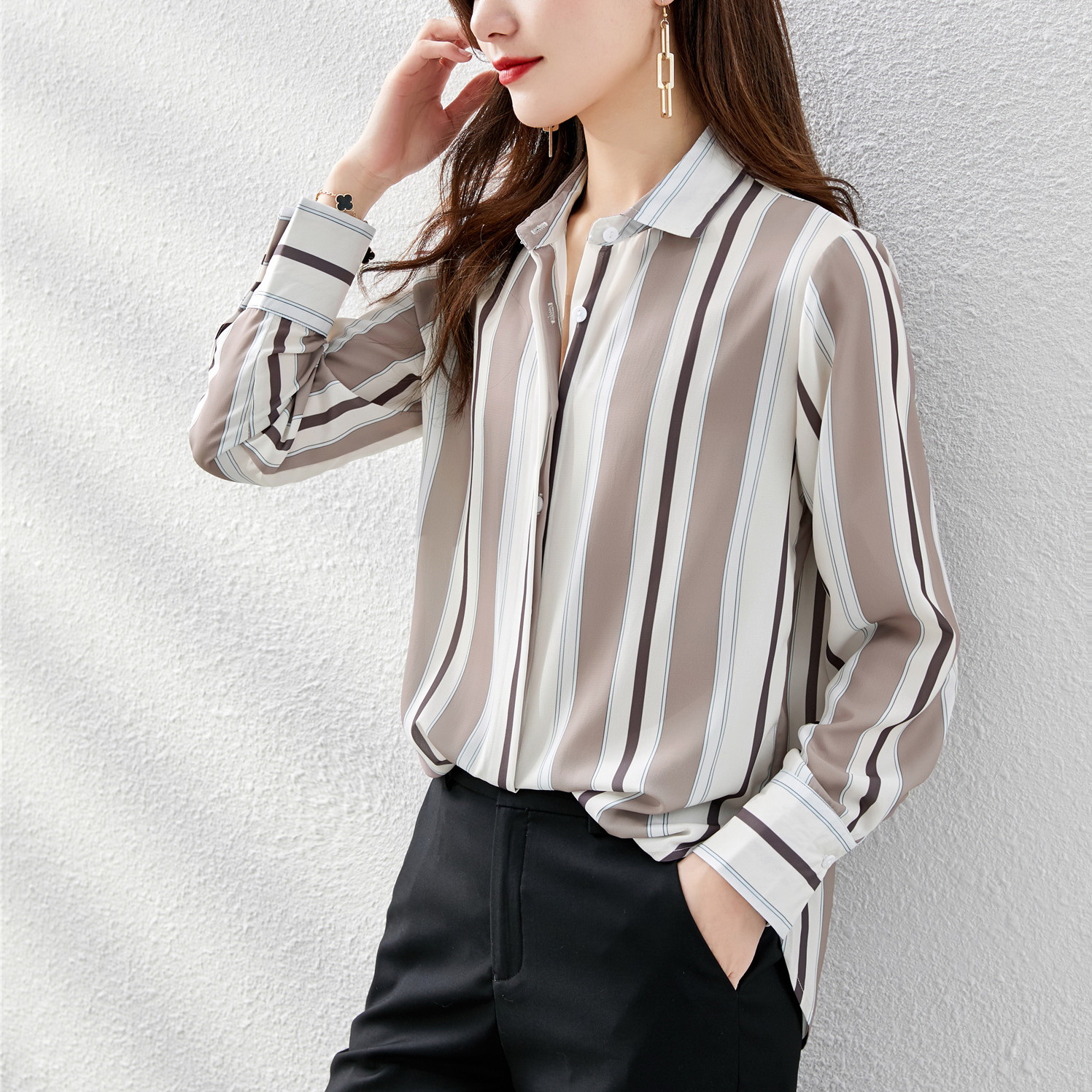 실사 세로 줄무늬 셔츠 여성 긴 소매 봄 2026 새로운 쉬폰 블라우스 셔츠 루즈핏 기본 셔츠 가을 맨위