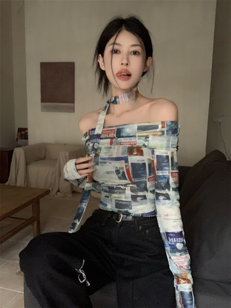 Actual shot of retro pictorial printing, slim fit scarf design, versatile one-shoulder slim top for women