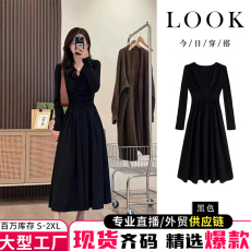 赫本风黑色长袖连衣裙子女2023新款早秋季质感高级感修身显瘦长裙