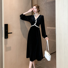 气质女神范高级感赫本风小黑裙2023年秋季新款别致收腰显瘦连衣裙