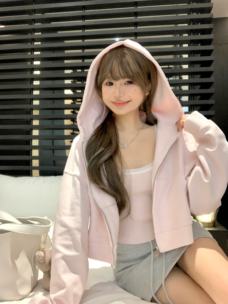 Real shot of Zhao Lusi pink short hooded sweatshirt cardigan + pure desire lace suspender + casual sports skirt