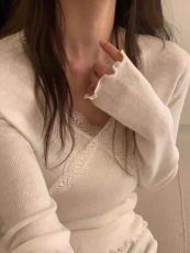 韩国秋款女V领蕾丝拼接木耳边针织打底衫