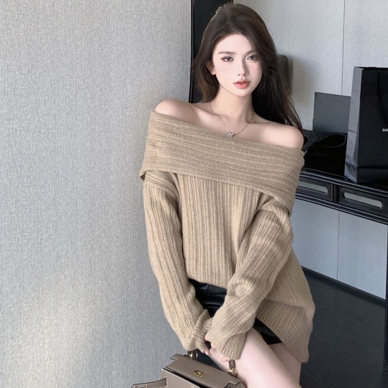 카키 색 보트넥 오프숄더 스웨터 여자 가을 겨울 핫걸 고급 센스 루즈핏 느긋한 바람 니트 스웨터 맨위