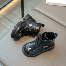 批发男女童短靴2023秋冬新款时尚百搭复古蝴蝶字母加绒英伦风马丁童靴