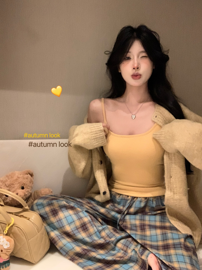 Actual shot ~ Mango pudding yellow brushed vest + lazy loose plaid pants + sweater jacket suit