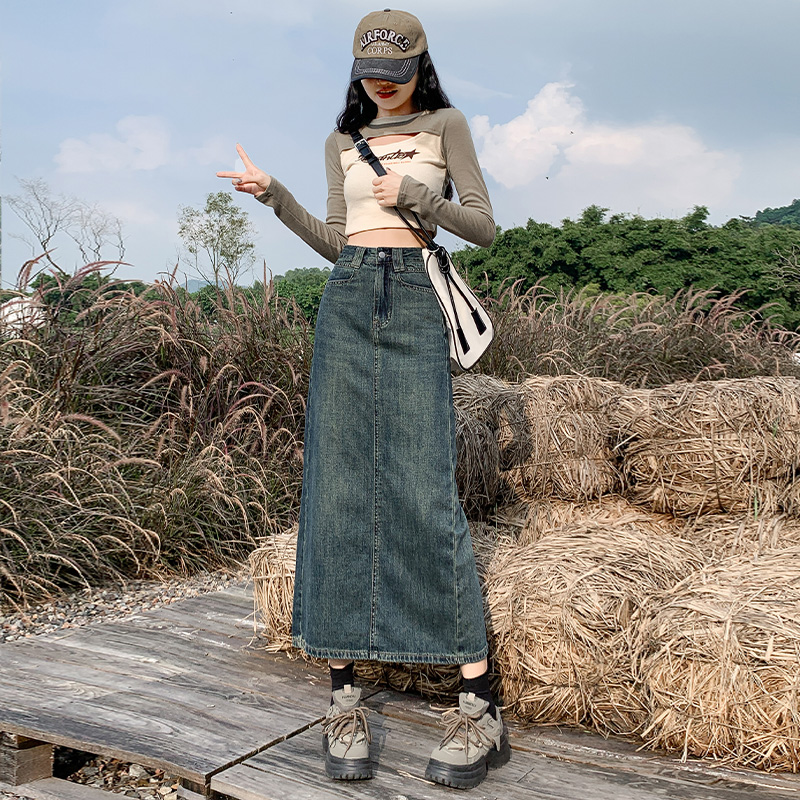 Actual shot of early autumn mid-length high-waisted A-line slit denim skirt for women, simple and versatile ins hip-covering long skirt
