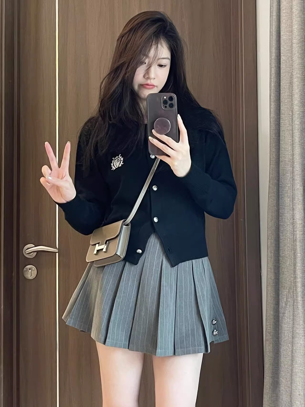 2023 new autumn style small black knitted cardigan tops for girls with sweet and fresh sweaters in preppy style