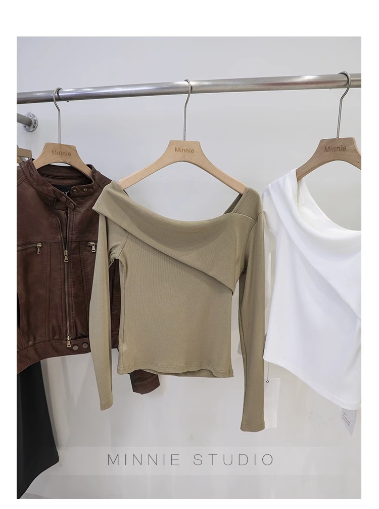 T-shirt a maniche lunghe con colletto obliquo irregolare da donna in autunno, puro desiderio di stile e vestibilità attillata. Top unico con_voghion.com