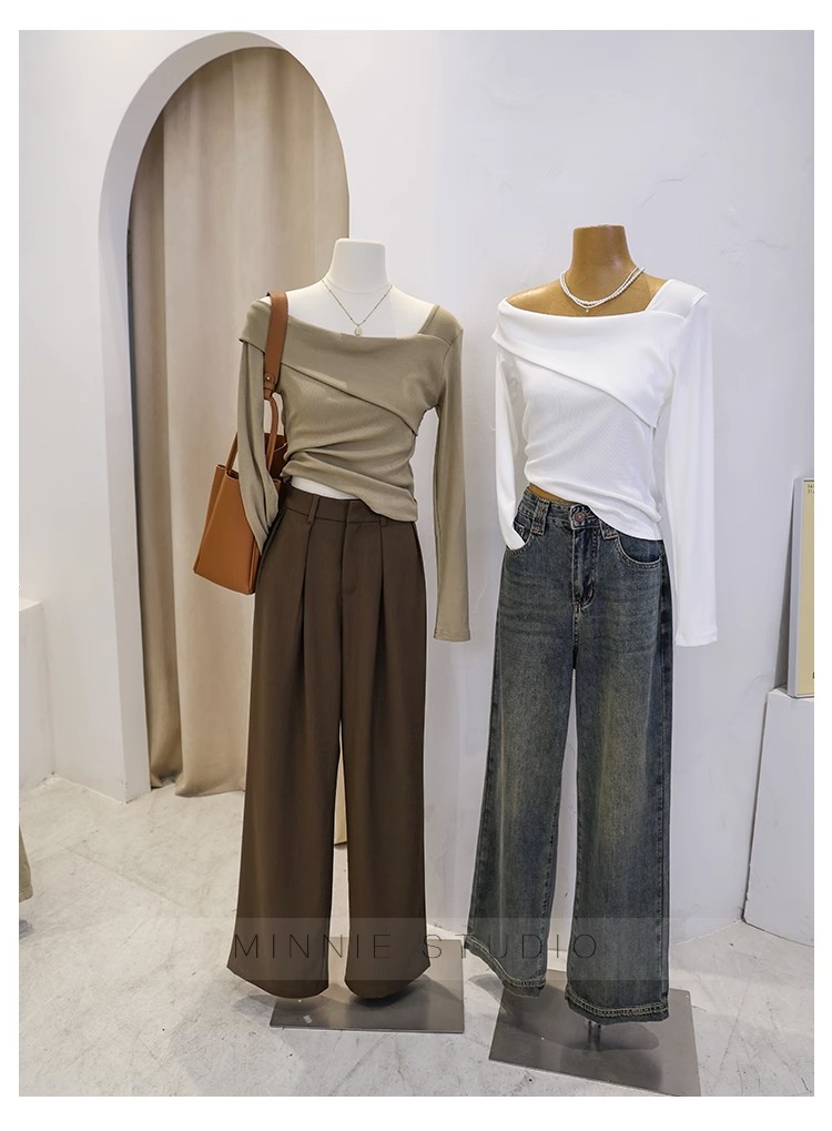 T-shirt a maniche lunghe con colletto obliquo irregolare da donna in autunno, puro desiderio di stile e vestibilità attillata. Top unico con_voghion.com