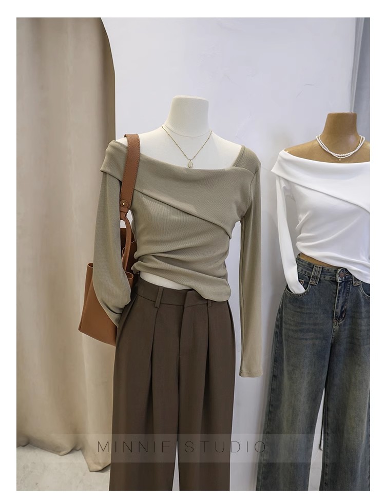 T-shirt a maniche lunghe con colletto obliquo irregolare da donna in autunno, puro desiderio di stile e vestibilità attillata. Top unico con_voghion.com