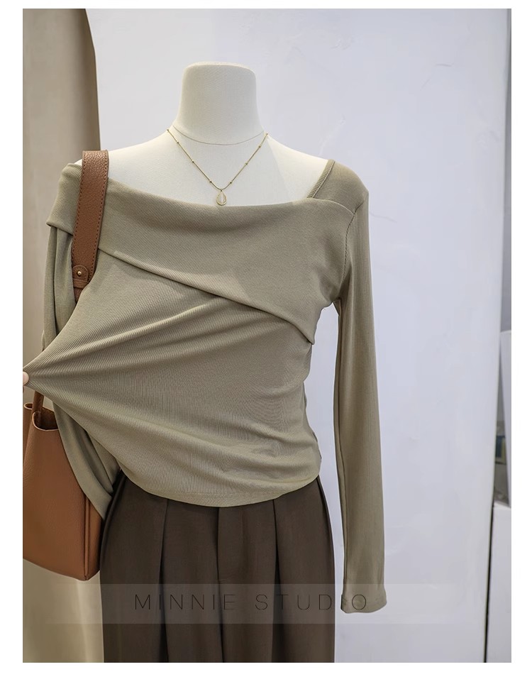 T-shirt a maniche lunghe con colletto obliquo irregolare da donna in autunno, puro desiderio di stile e vestibilità attillata. Top unico con_voghion.com