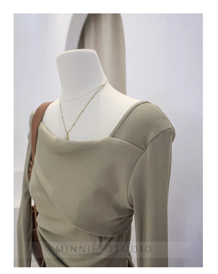 T-shirt a maniche lunghe con colletto obliquo irregolare da donna in autunno, puro desiderio di stile e vestibilità attillata. Top unico con_voghion.com