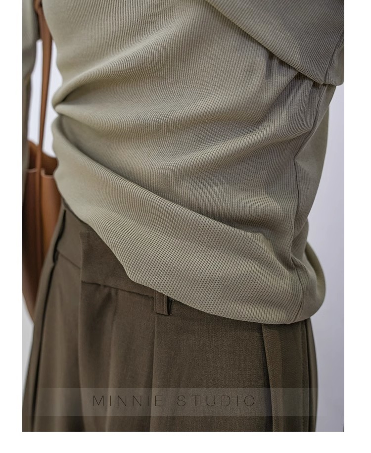 T-shirt a maniche lunghe con colletto obliquo irregolare da donna in autunno, puro desiderio di stile e vestibilità attillata. Top unico con_voghion.com