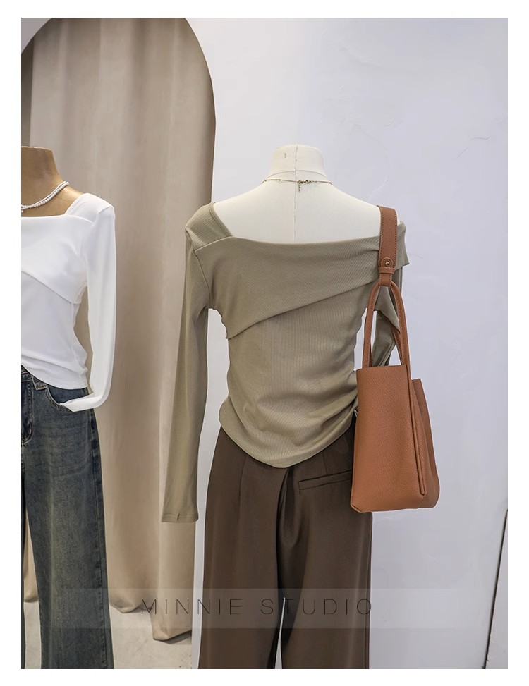 T-shirt a maniche lunghe con colletto obliquo irregolare da donna in autunno, puro desiderio di stile e vestibilità attillata. Top unico con_voghion.com