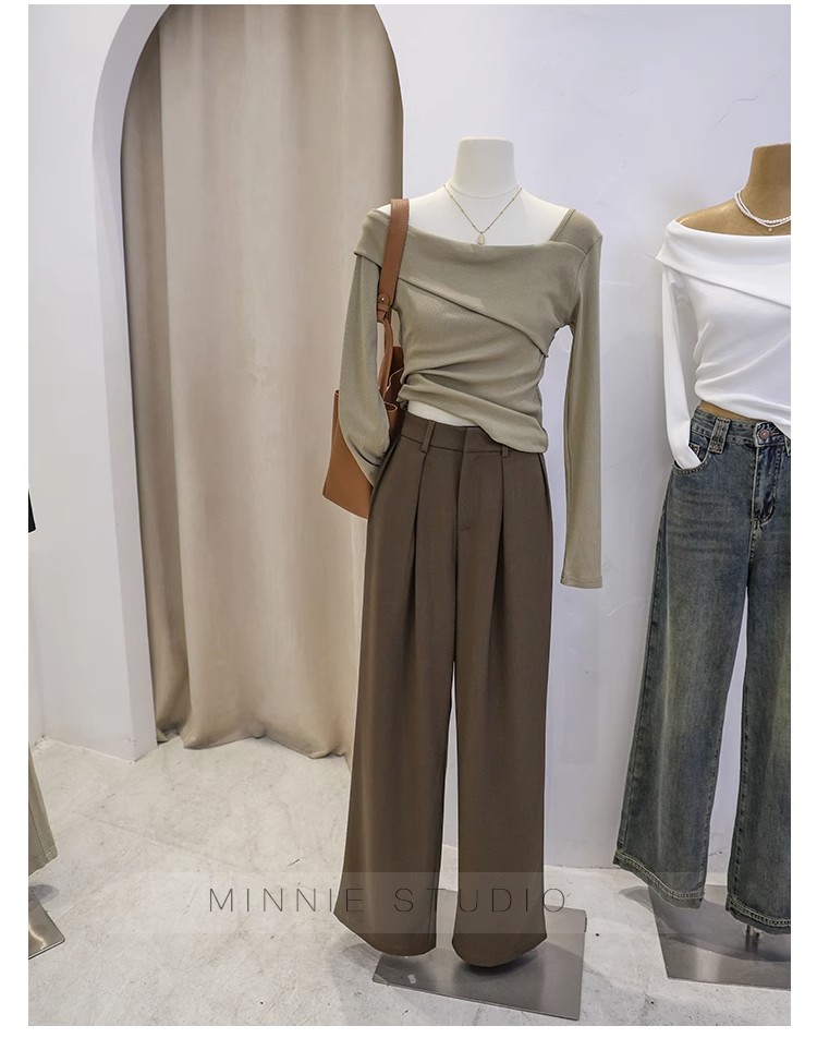 T-shirt a maniche lunghe con colletto obliquo irregolare da donna in autunno, puro desiderio di stile e vestibilità attillata. Top unico con_voghion.com
