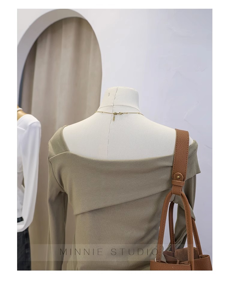 T-shirt a maniche lunghe con colletto obliquo irregolare da donna in autunno, puro desiderio di stile e vestibilità attillata. Top unico con_voghion.com