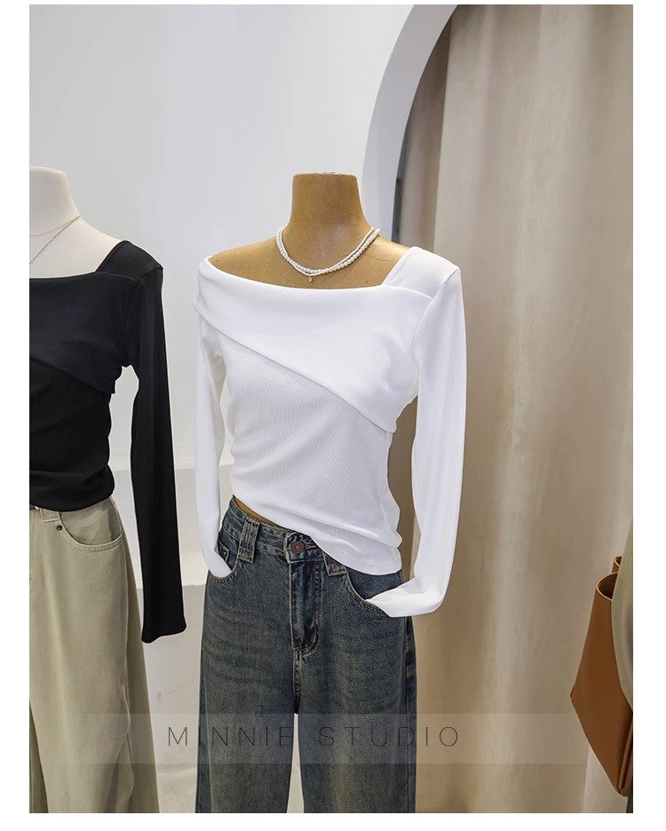 T-shirt a maniche lunghe con colletto obliquo irregolare da donna in autunno, puro desiderio di stile e vestibilità attillata. Top unico con_voghion.com