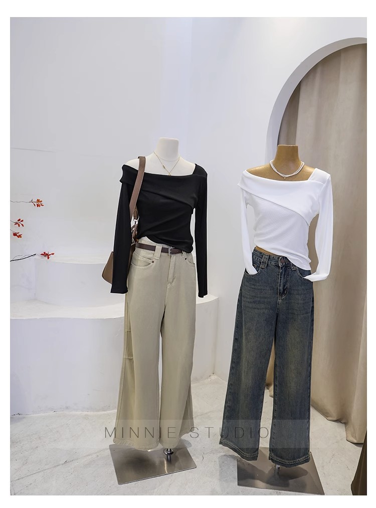 T-shirt a maniche lunghe con colletto obliquo irregolare da donna in autunno, puro desiderio di stile e vestibilità attillata. Top unico con_voghion.com