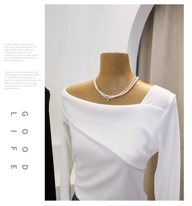 T-shirt a maniche lunghe con colletto obliquo irregolare da donna in autunno, puro desiderio di stile e vestibilità attillata. Top unico con_voghion.com