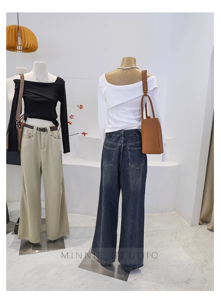 T-shirt a maniche lunghe con colletto obliquo irregolare da donna in autunno, puro desiderio di stile e vestibilità attillata. Top unico con_voghion.com