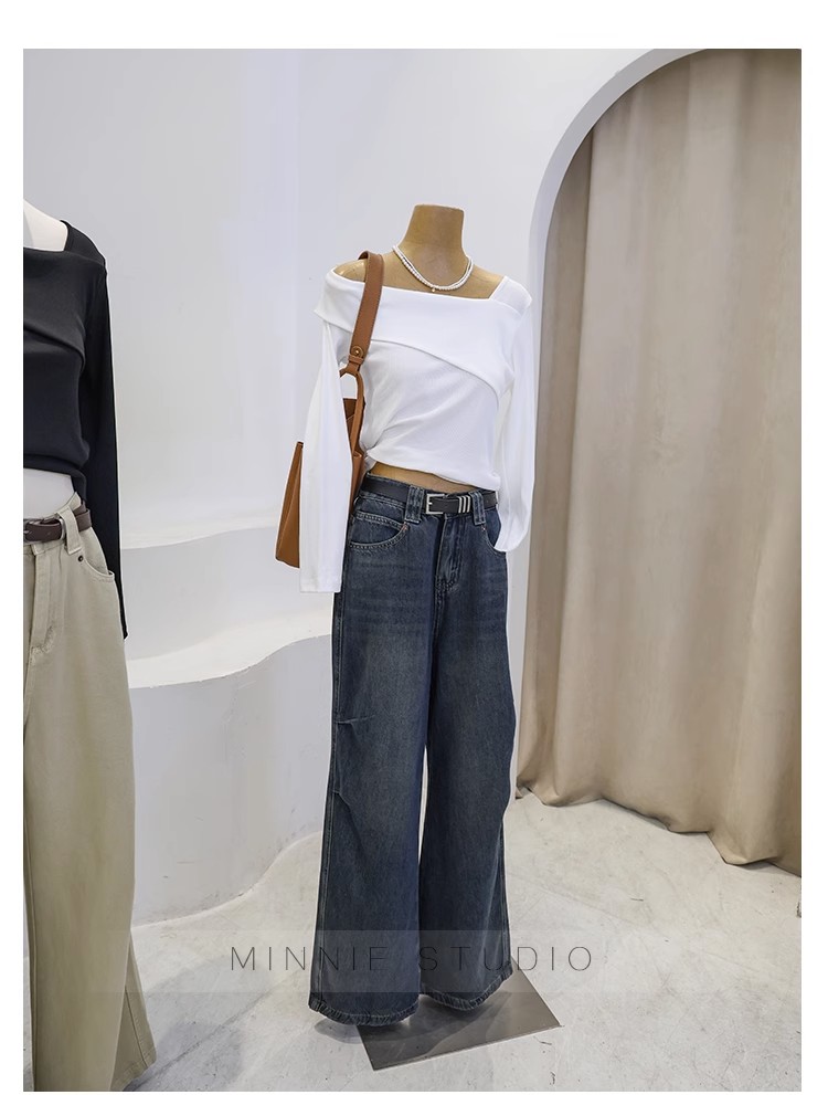 T-shirt a maniche lunghe con colletto obliquo irregolare da donna in autunno, puro desiderio di stile e vestibilità attillata. Top unico con_voghion.com