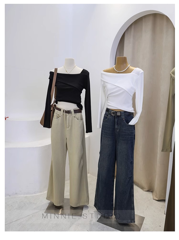 T-shirt a maniche lunghe con colletto obliquo irregolare da donna in autunno, puro desiderio di stile e vestibilità attillata. Top unico con_voghion.com