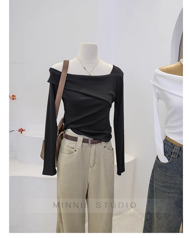 T-shirt a maniche lunghe con colletto obliquo irregolare da donna in autunno, puro desiderio di stile e vestibilità attillata. Top unico con_voghion.com