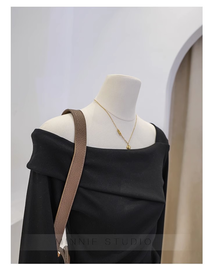T-shirt a maniche lunghe con colletto obliquo irregolare da donna in autunno, puro desiderio di stile e vestibilità attillata. Top unico con_voghion.com