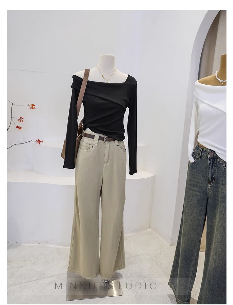 T-shirt a maniche lunghe con colletto obliquo irregolare da donna in autunno, puro desiderio di stile e vestibilità attillata. Top unico con_voghion.com