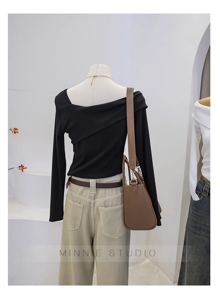 T-shirt a maniche lunghe con colletto obliquo irregolare da donna in autunno, puro desiderio di stile e vestibilità attillata. Top unico con_voghion.com