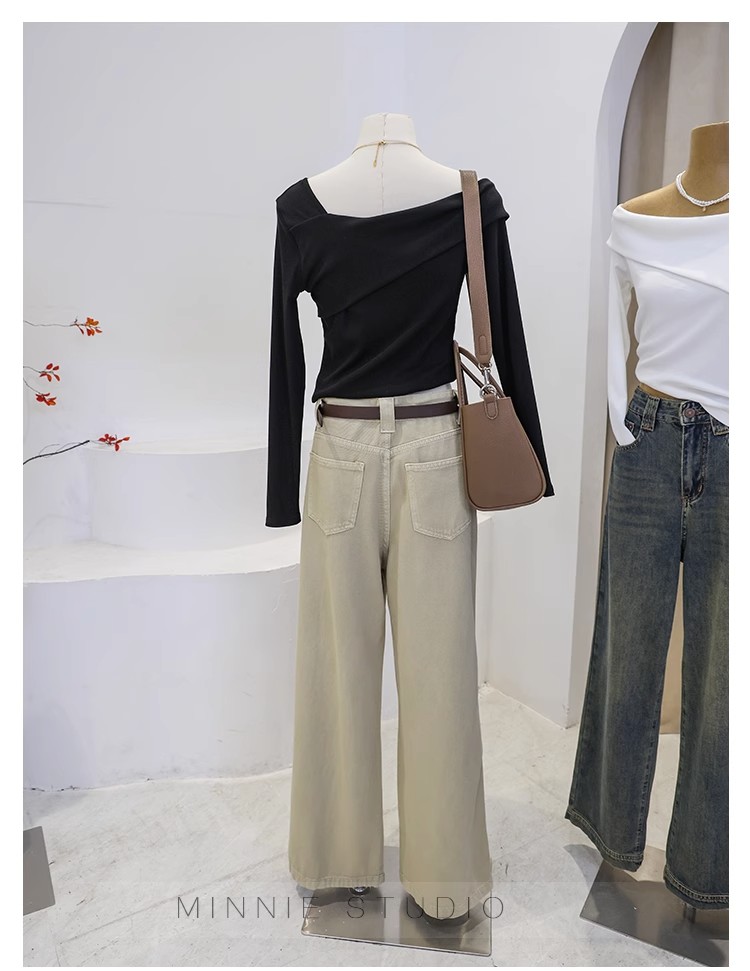 T-shirt a maniche lunghe con colletto obliquo irregolare da donna in autunno, puro desiderio di stile e vestibilità attillata. Top unico con_voghion.com