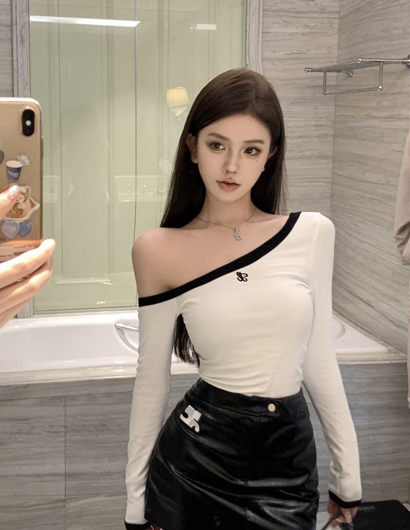 Real shot of off-shoulder long-sleeved color-blocked T-shirt top