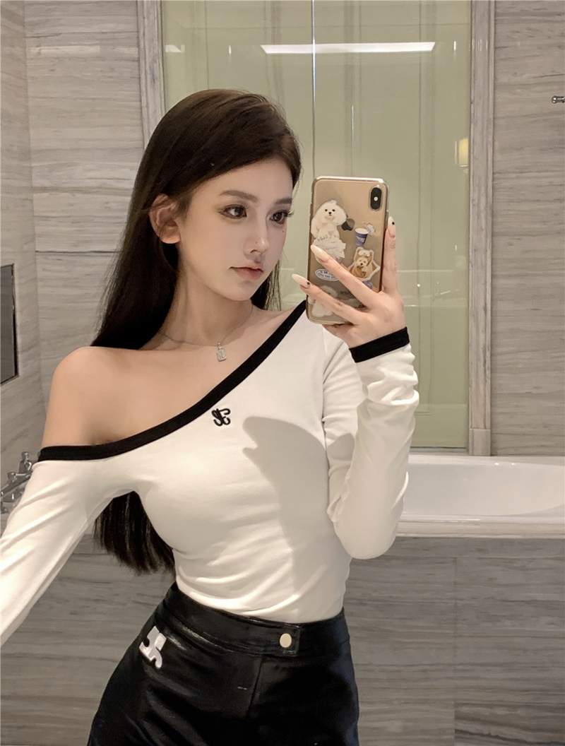 Real shot of off-shoulder long-sleeved color-blocked T-shirt top