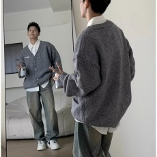 批发2023秋冬季新款美式复古休闲灰色慵懒风V领针织衫毛衣男开衫<b class='q'>外套</b>