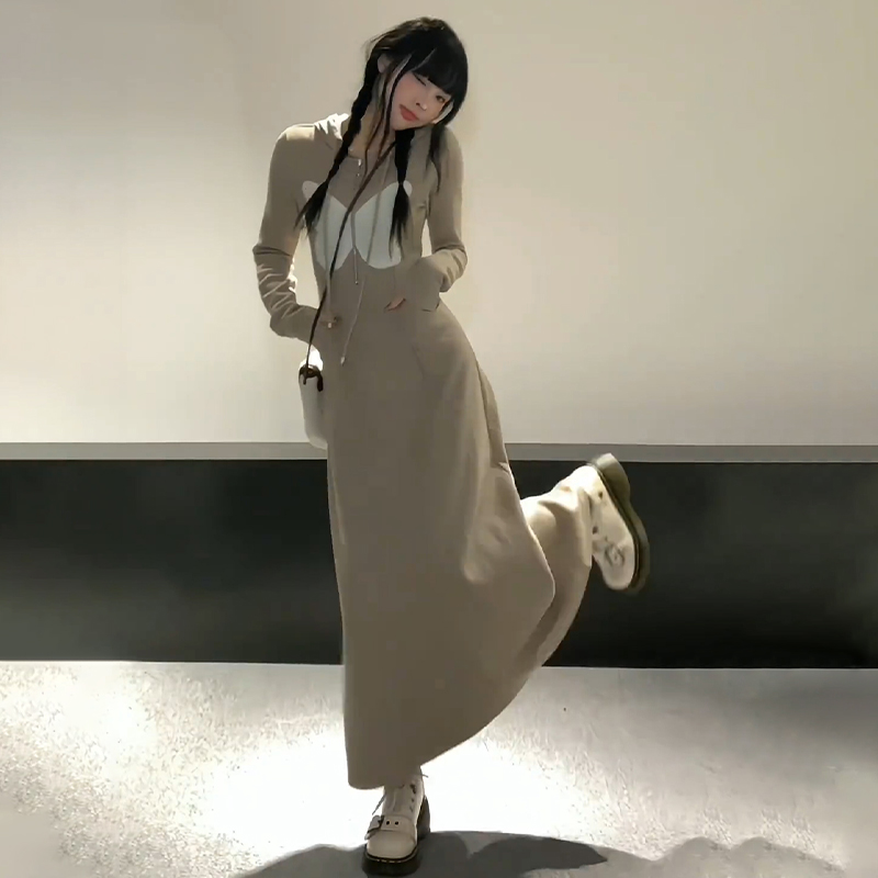 法式復古小眾長袖連衣裙女初秋季新款小個子顯瘦收腰連帽衛衣長裙