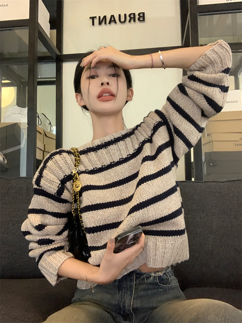 Real shot of new autumn and winter casual and versatile design niche off-shoulder striped sweater top jacket