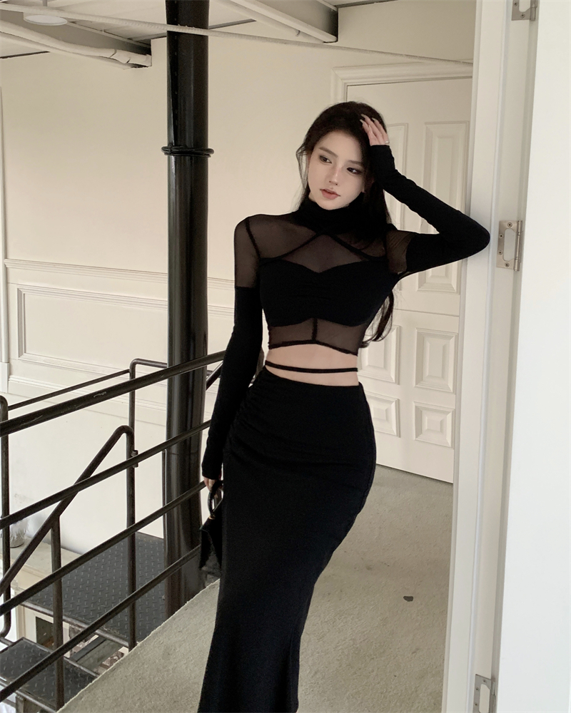 Real shot of sexy hottie with mesh stitching long-sleeved T-shirt top + high-waisted fishtail skirt suit