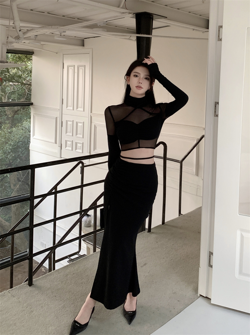 Real shot of sexy hottie with mesh stitching long-sleeved T-shirt top + high-waisted fishtail skirt suit