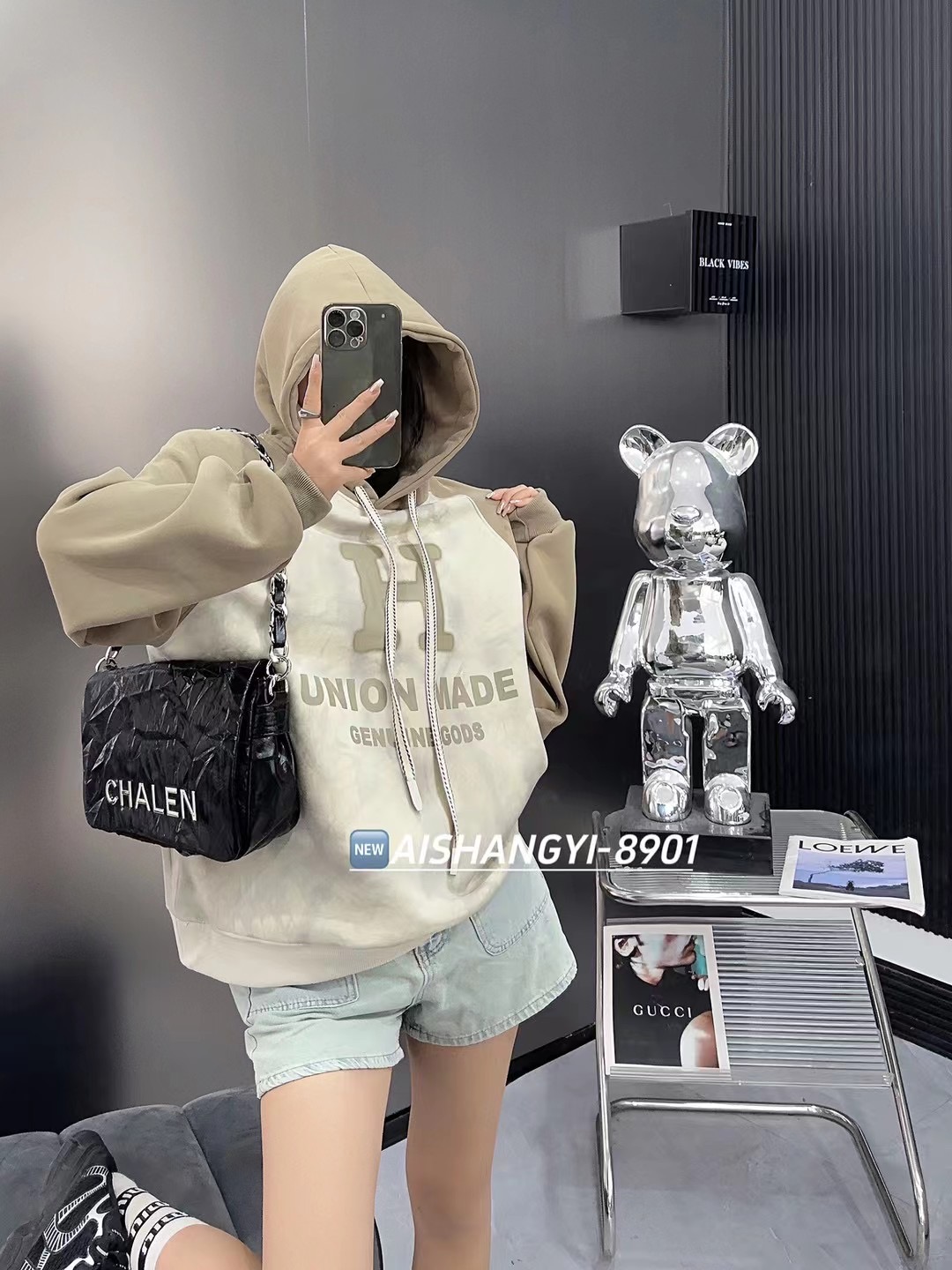 Tie-dye letter printed long-sleeved hooded sweatshirt for women 2023 autumn and winter velvet thickened retro contrasting color short top