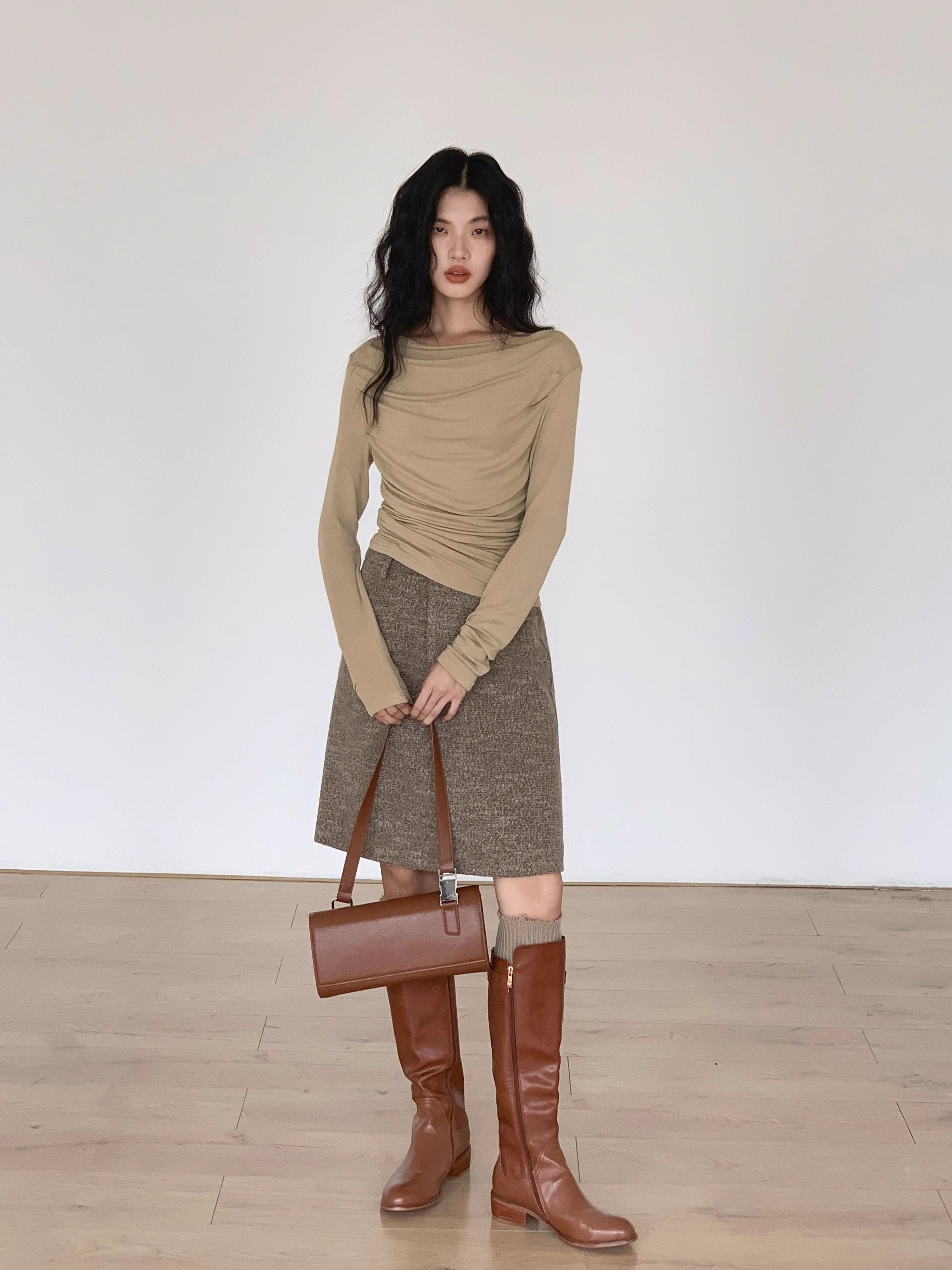 EM August Early autumn long-sleeved tops for women with niche design Maillard bottoming shirts short slim fit T-shirts American style