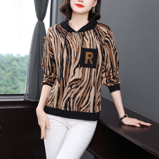 批发秋装新款时尚豹纹休闲卫衣女精棉连帽套头宽松大码<b class='q'>春</b>秋装妈妈上衣