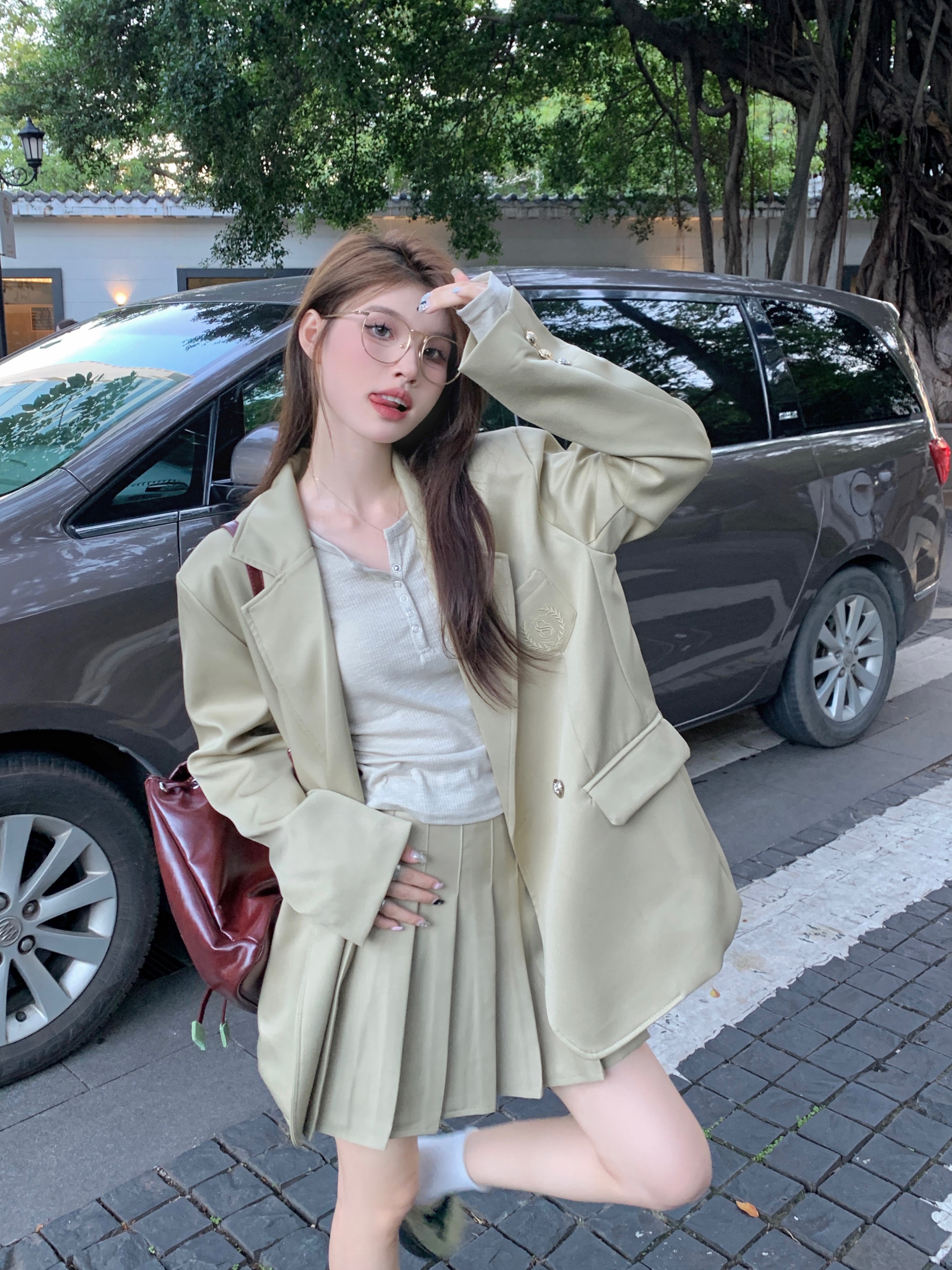 Actual shot of college style embroidered suit jacket, pleated skirt, small V-neck bottoming shirt, three-piece suit