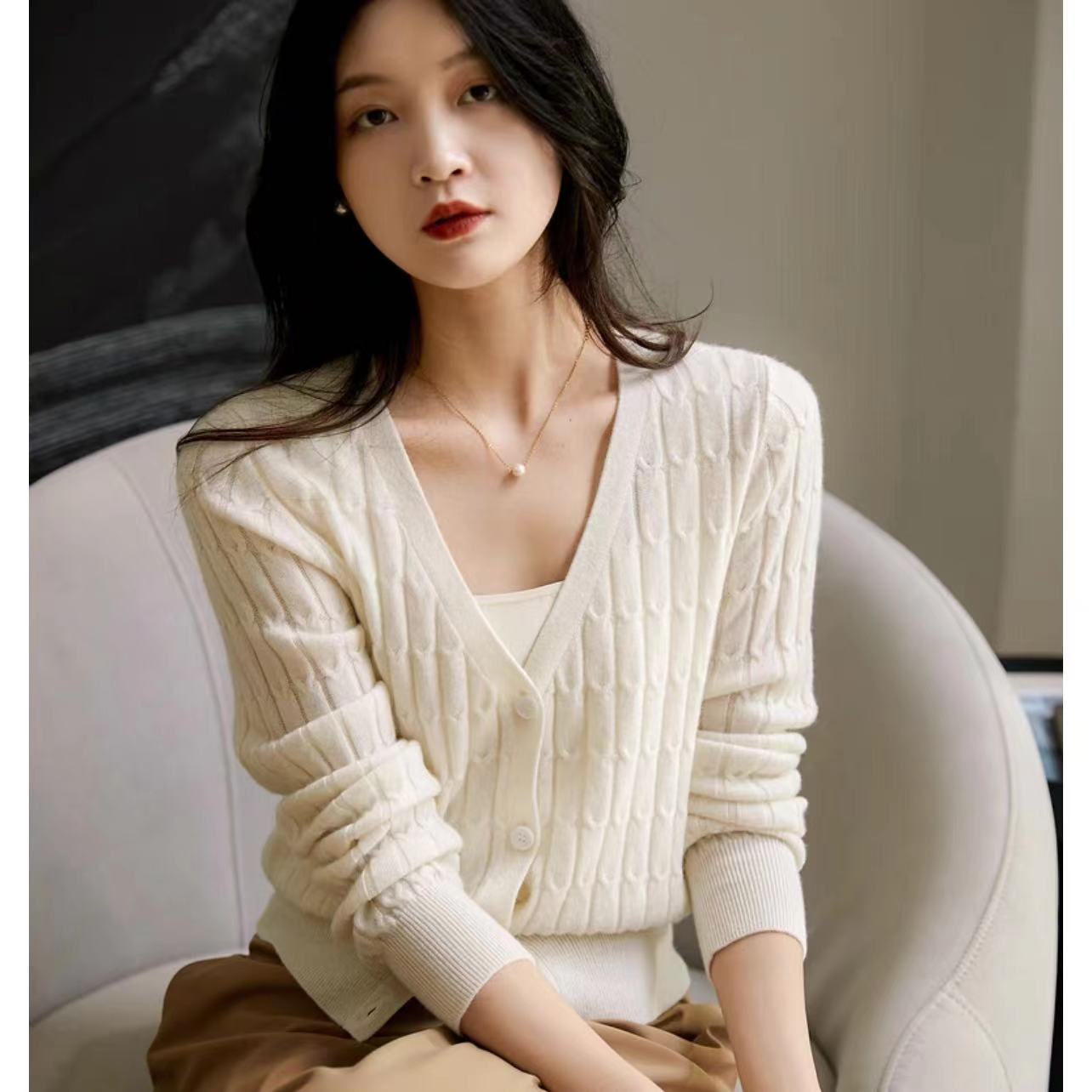 Xiaohange い Autumn and winter retro slim twist wool cashmere cable V-neck knitted cardigan ZWD665193AG