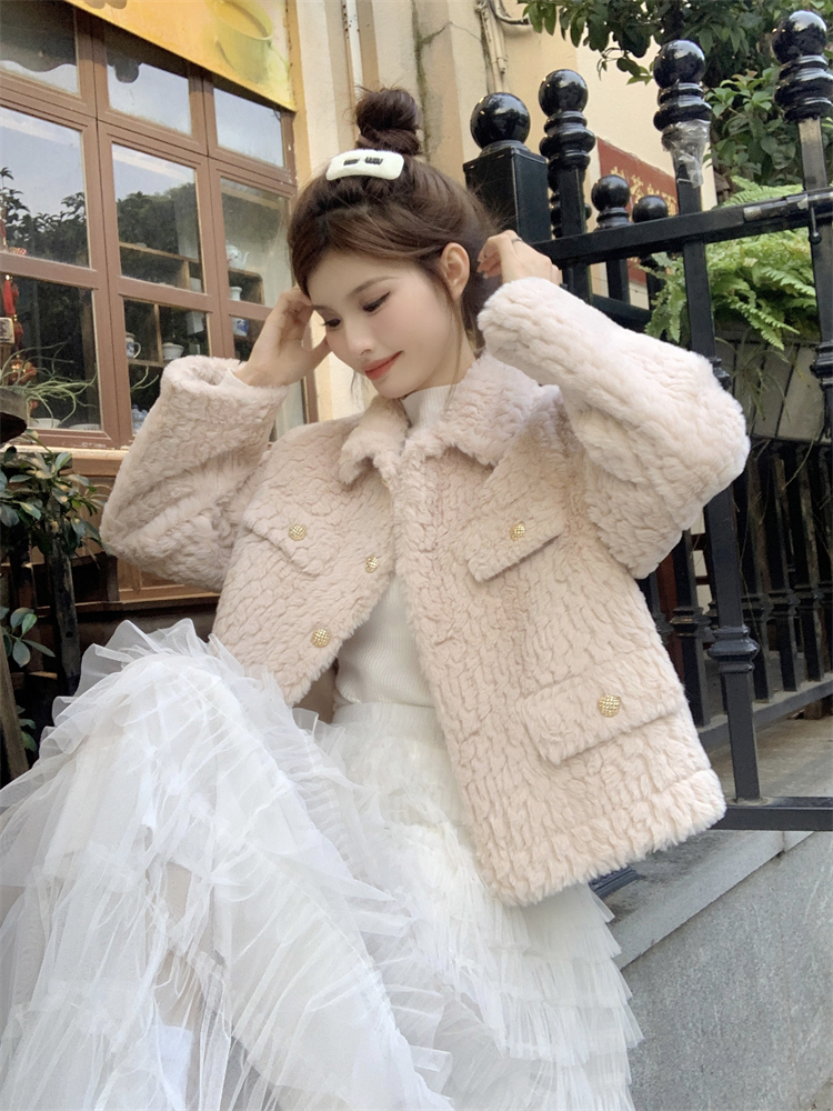 Actual shot of the new autumn and winter style small fragrant style lamb hair plus velvet thickened fur coat for women with ladylike temperament