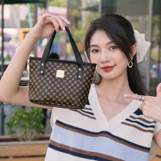 批发外贸包包女包新款手提学生单肩包新潮圆点料斜跨包<b class='q'>时尚</b>小方包