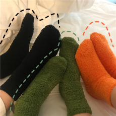 批发 冬季加厚中筒袜女学院风居家地板袜珊瑚绒保暖睡眠袜子女